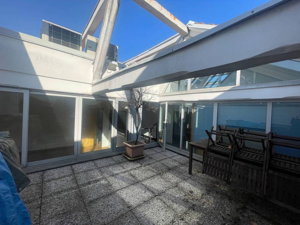 3 bedrooms Apartment in Milan, Italy No. 243609