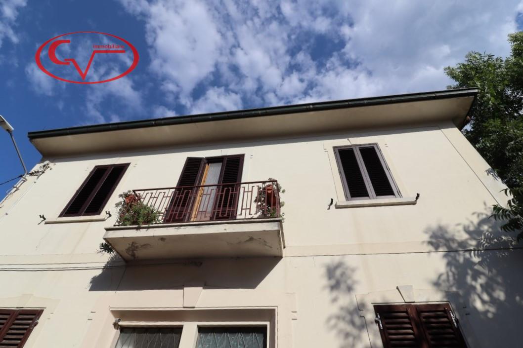 5 rooms House in Montevarchi, Italy No. 237730