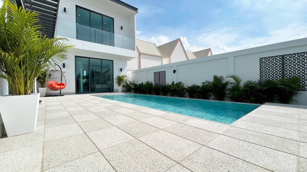 Villa de 4 dormitorios en Bang Lamung, Thailand No. 58614