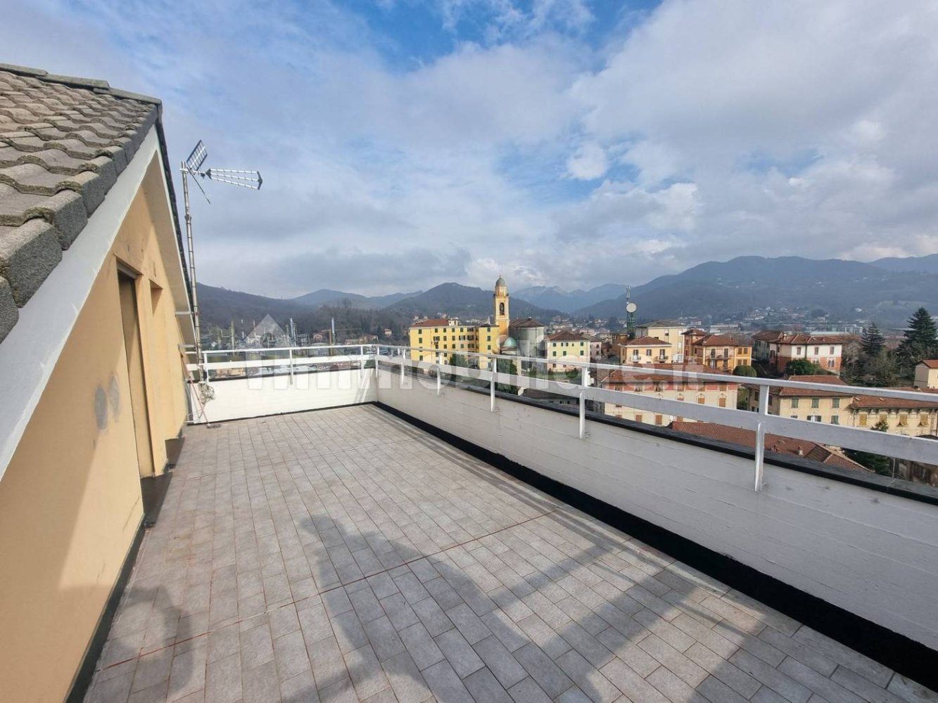 Apartamento de 4 dormitorios en Busalla, Italy No. 39499