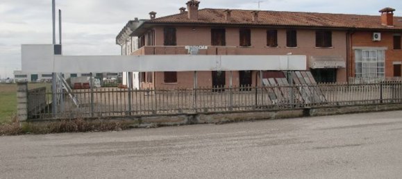 600m² Warehouse in Ferrara, Italy No. 251382 2