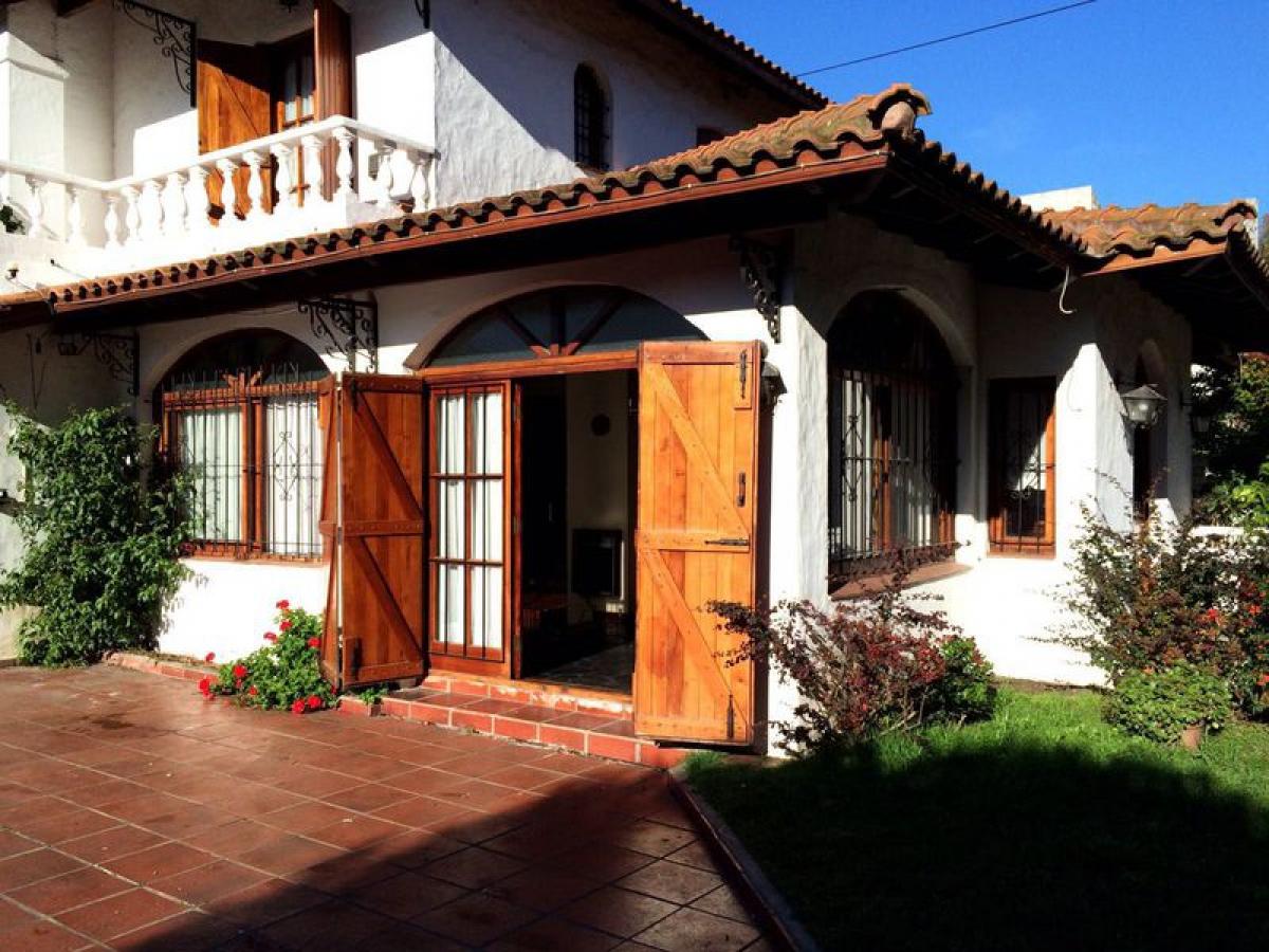 4 bedrooms House in Mar del Plata, Argentina No. 95887