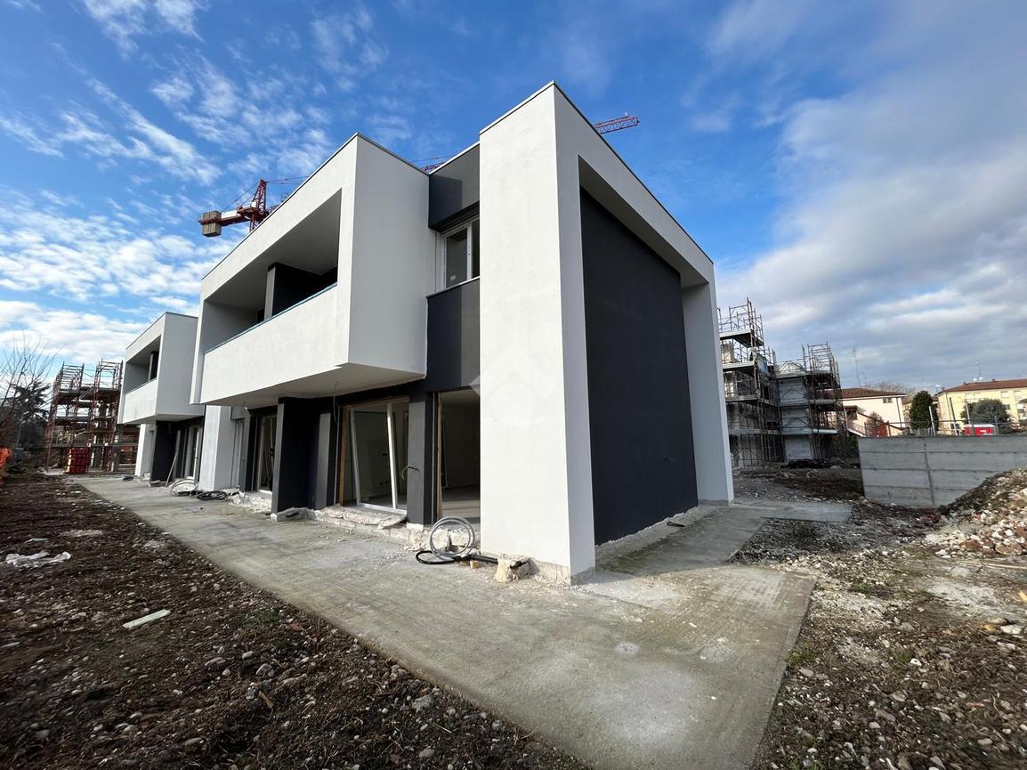 Villa de 4 habitaciónes en Carpi, Italy No. 7032