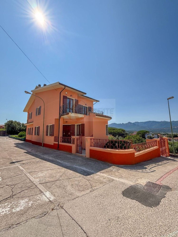 Villa de 9 dormitorios en Luras, Italy No. 355903