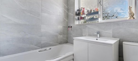 3 bedrooms House in Feltham, United Kingdom No. 9790 8