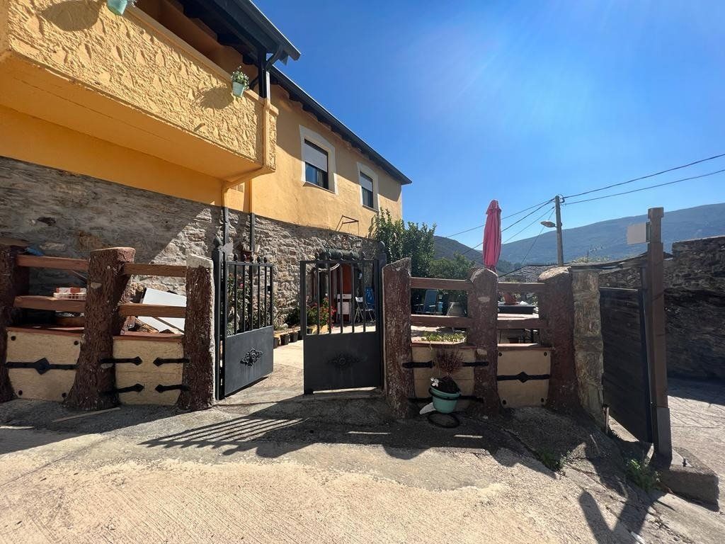 Casa de 3 dormitorios en Puente de Domingo Flórez, Spain No. 78536