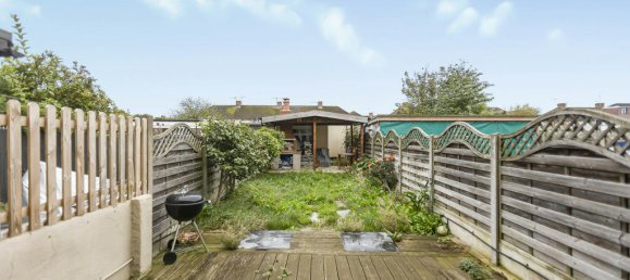 2 bedrooms House in Surrey, United Kingdom No. 8581 8