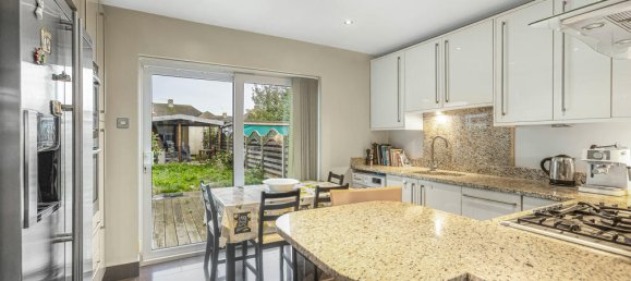 2 bedrooms House in Surrey, United Kingdom No. 8581 4