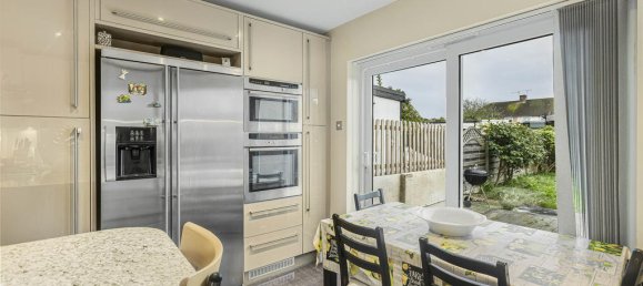 2 bedrooms House in Surrey, United Kingdom No. 8581 5