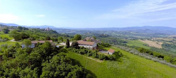 30 rooms House in Gualdo Cattaneo, Italy No. 66873 2