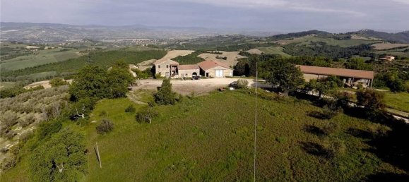 30 rooms House in Gualdo Cattaneo, Italy No. 66873 9