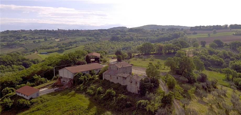 30 rooms House in Gualdo Cattaneo, Italy No. 66873