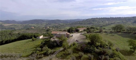 30 rooms House in Gualdo Cattaneo, Italy No. 66873 7