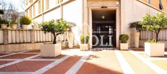 3 rooms Apartment in Rome, Italy No. 21569 2