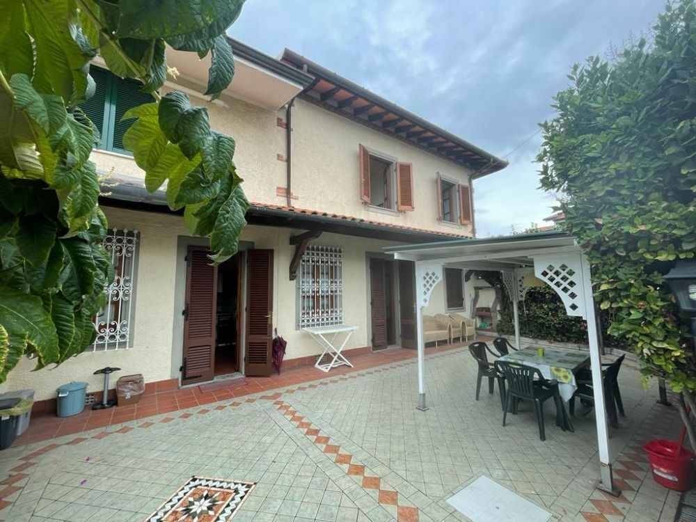 2 bedrooms Villa in Forte dei Marmi, Italy No. 194177