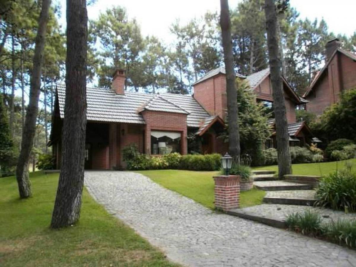 Casa de 4 dormitorios en Mar del Plata, Argentina No. 88923