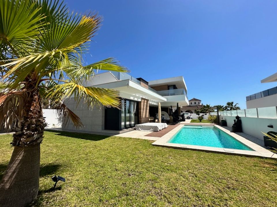 Villa de 4 dormitorios en Ciudad Quesada, Spain No. 184761