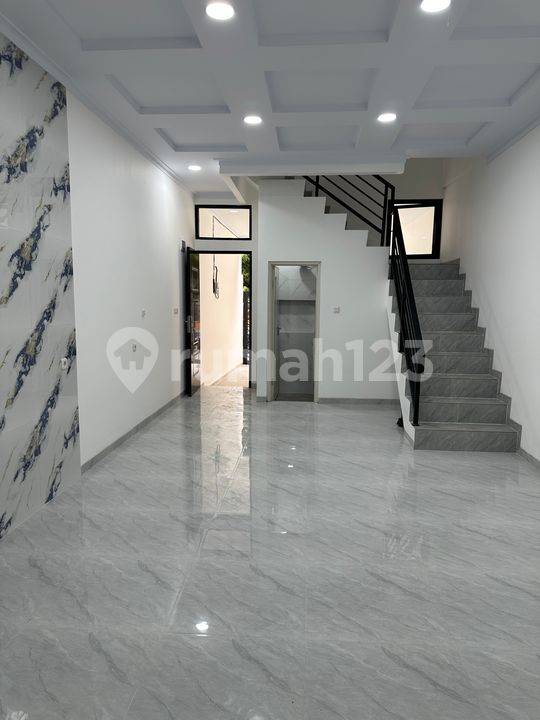 4 bedrooms House in Grogol Petamburan, Indonesia No. 1743