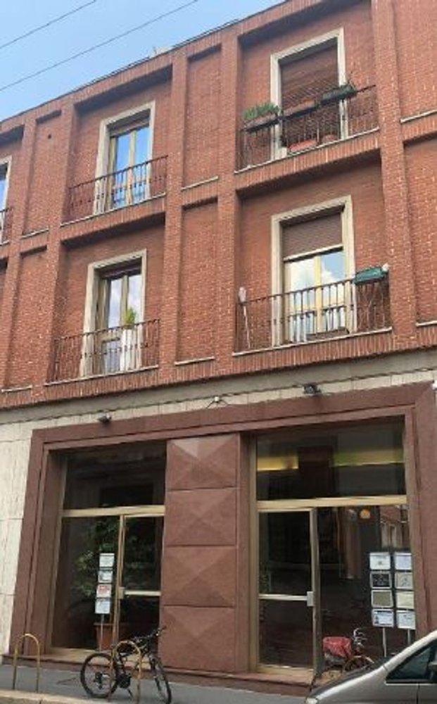 9 rooms Apartment in Milan, Italy No. 246739