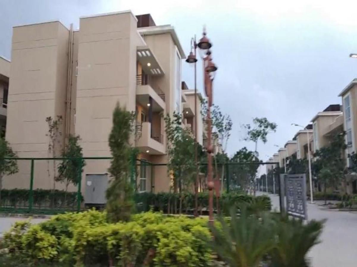 4 bedrooms House in Faridabad, India No. 10394