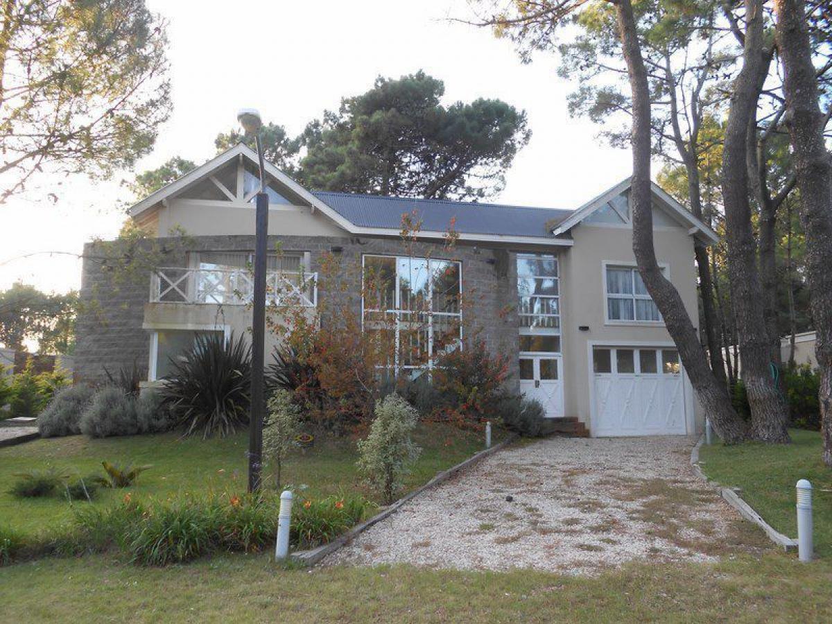 5 bedrooms House in Mar del Plata, Argentina No. 70785