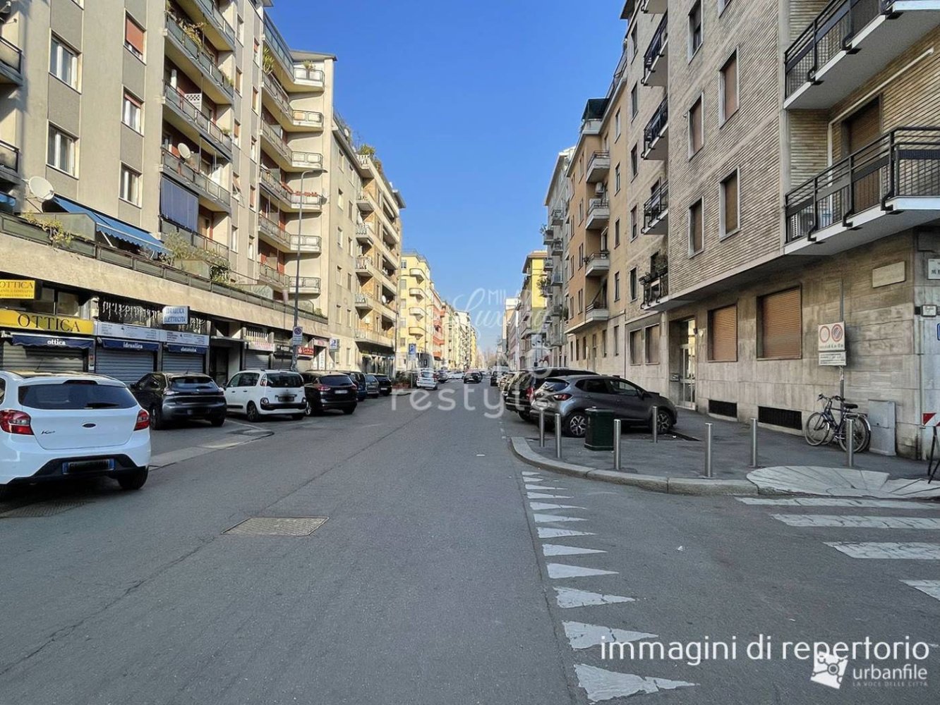 2 rooms Commercial property in Milan, Italy No. 378954