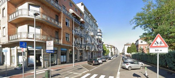 2 rooms Commercial property in Milan, Italy No. 378954 2