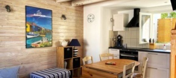 Edificio de 9 habitaciónes en Le Chateau-d'Oleron, France No. 100819 3