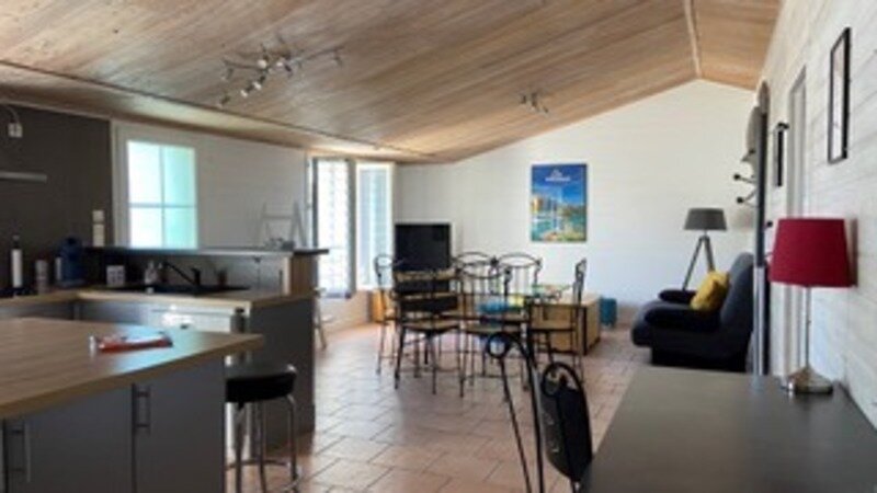 Edificio de 9 habitaciónes en Le Chateau-d'Oleron, France No. 100819