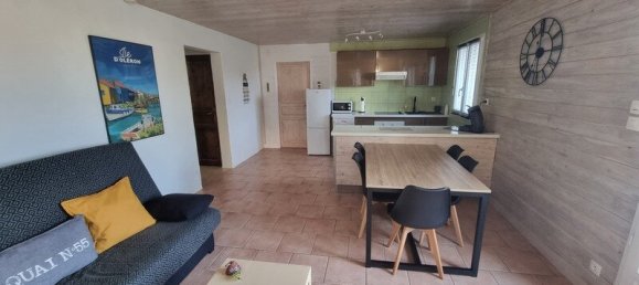 Edificio de 9 habitaciónes en Le Chateau-d'Oleron, France No. 100819 2