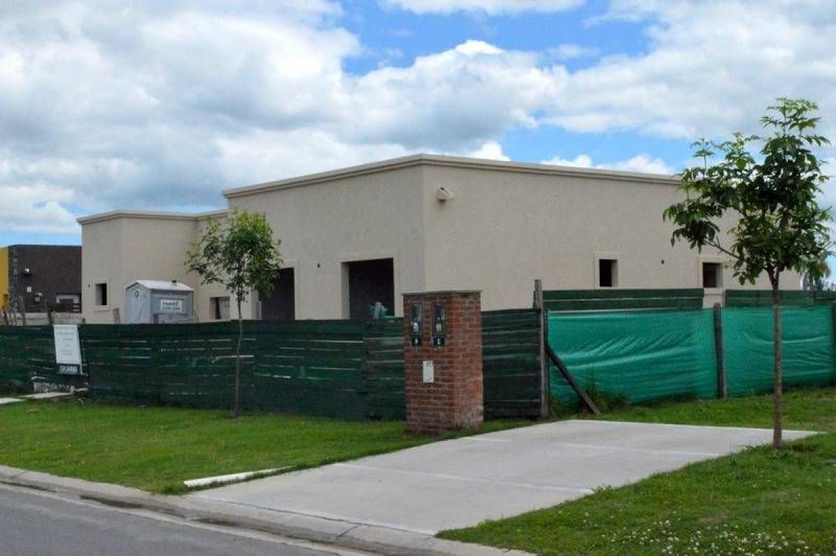 3 bedrooms House in Escobar, Argentina No. 80389