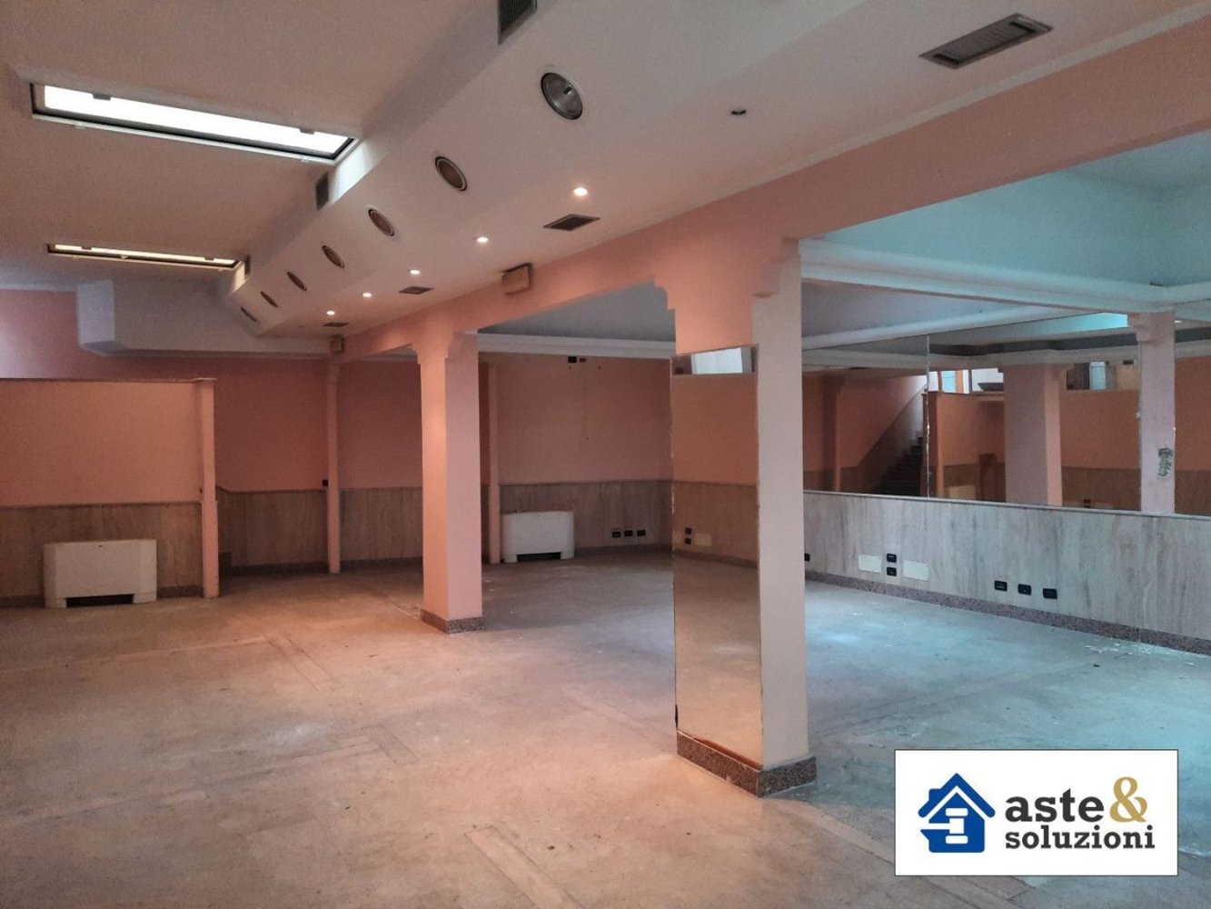  مرآب في Rome, Italy رقم 401283