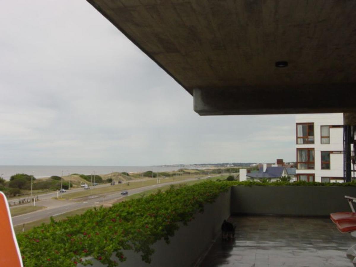 Apartamento de 4 dormitorios en Maldonado, Uruguay No. 765