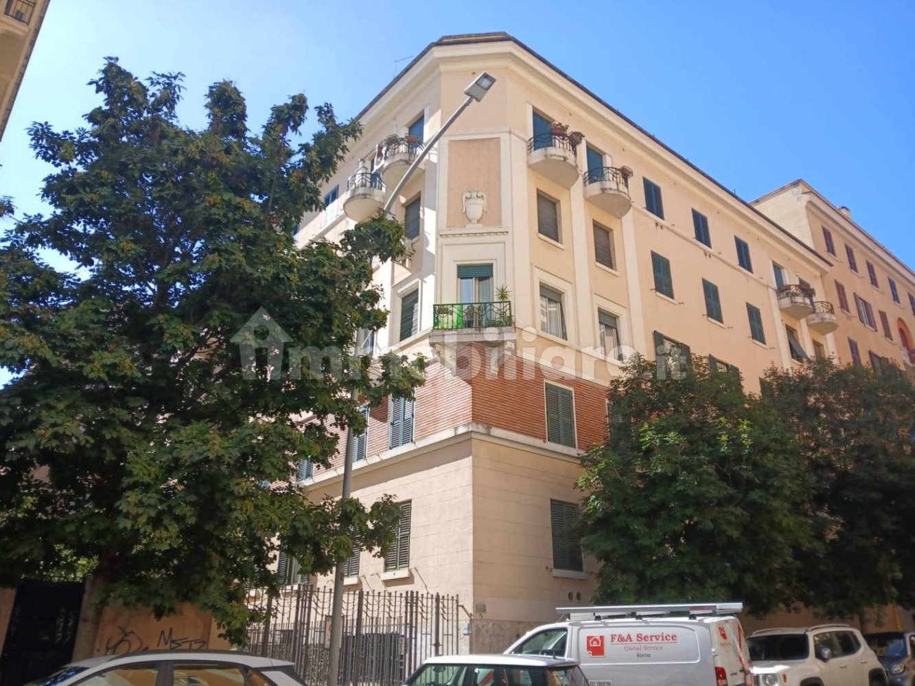 2 rooms Commercial property in Rome, Italy No. 327879
