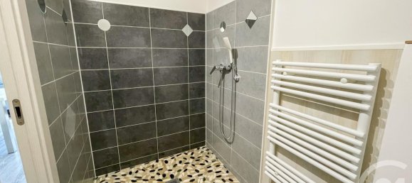 4 bedrooms House in Rhone, France No. 194492 9