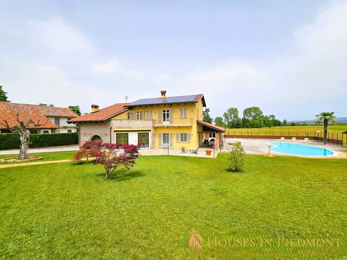 4 bedrooms Villa in Cherasco, Italy No. 126831