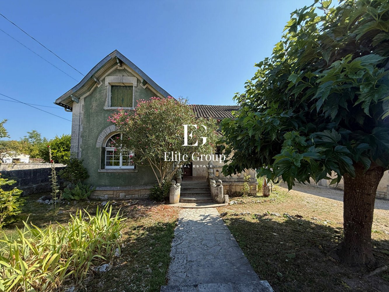 Casa de 4 dormitorios en Charente, France No. 282361