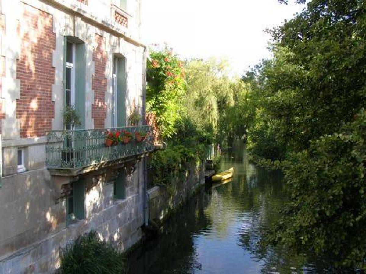 Casa de 9 dormitorios en Pons, France No. 28838