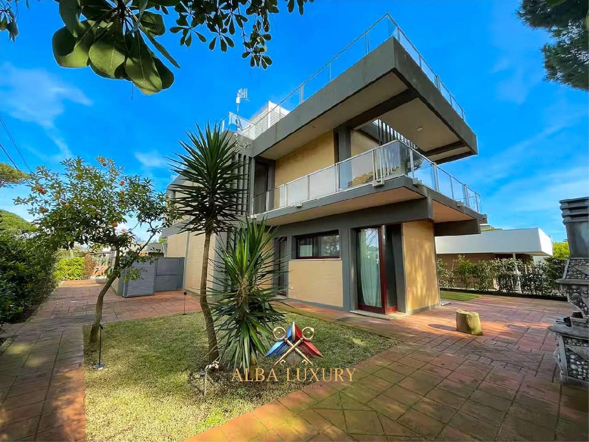 Villa de 4 dormitorios en Terracina, Italy No. 118523