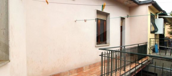 7 rooms Apartment in Pontedera, Italy No. 19253 9