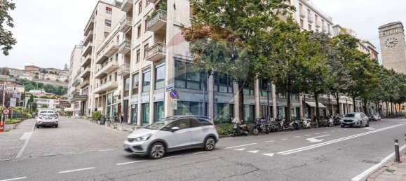 2 rooms Commercial property in Bergamo, Italy No. 356201 2