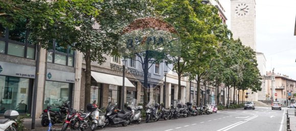 2 rooms Commercial property in Bergamo, Italy No. 356201 7