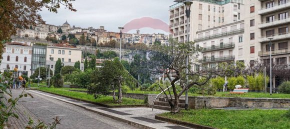 2 rooms Commercial property in Bergamo, Italy No. 356201 8