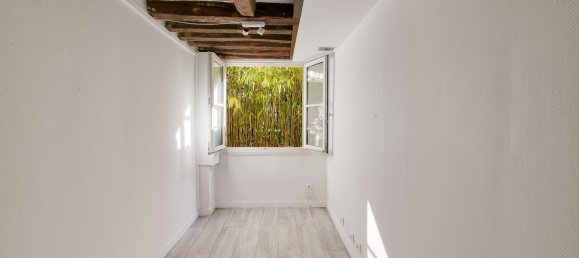 17m² Commercial property in Versailles, France No. 149868 3