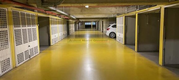 1 room Garage in Parma, Italy No. 360841 2