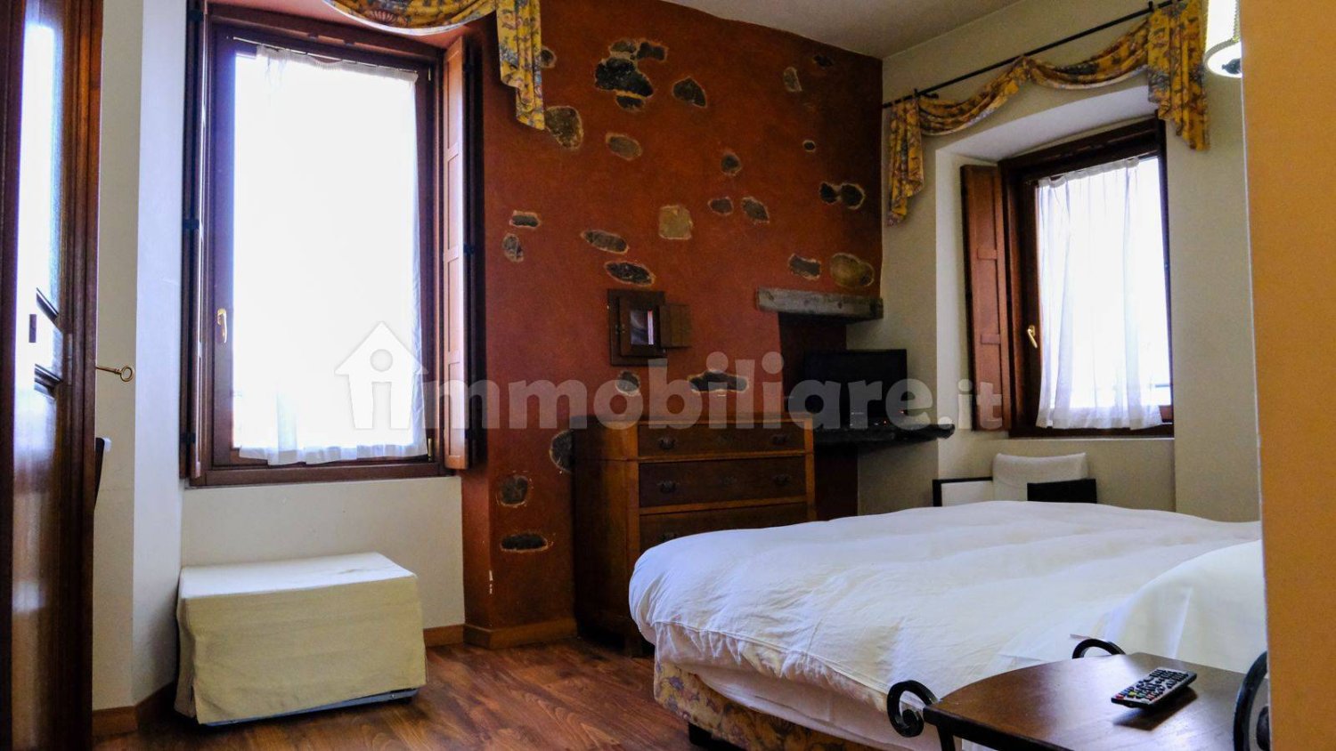 5 rooms Hotel in Borno, Italy No. 288932