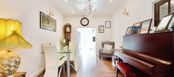 3 bedrooms House in East Ham, United Kingdom No. 11404 3