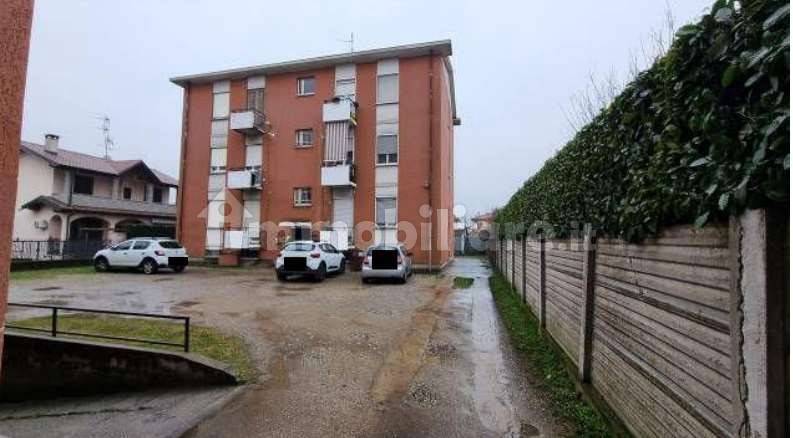 2 غرف نوم شقة في Lonate Pozzolo, Italy رقم 261773