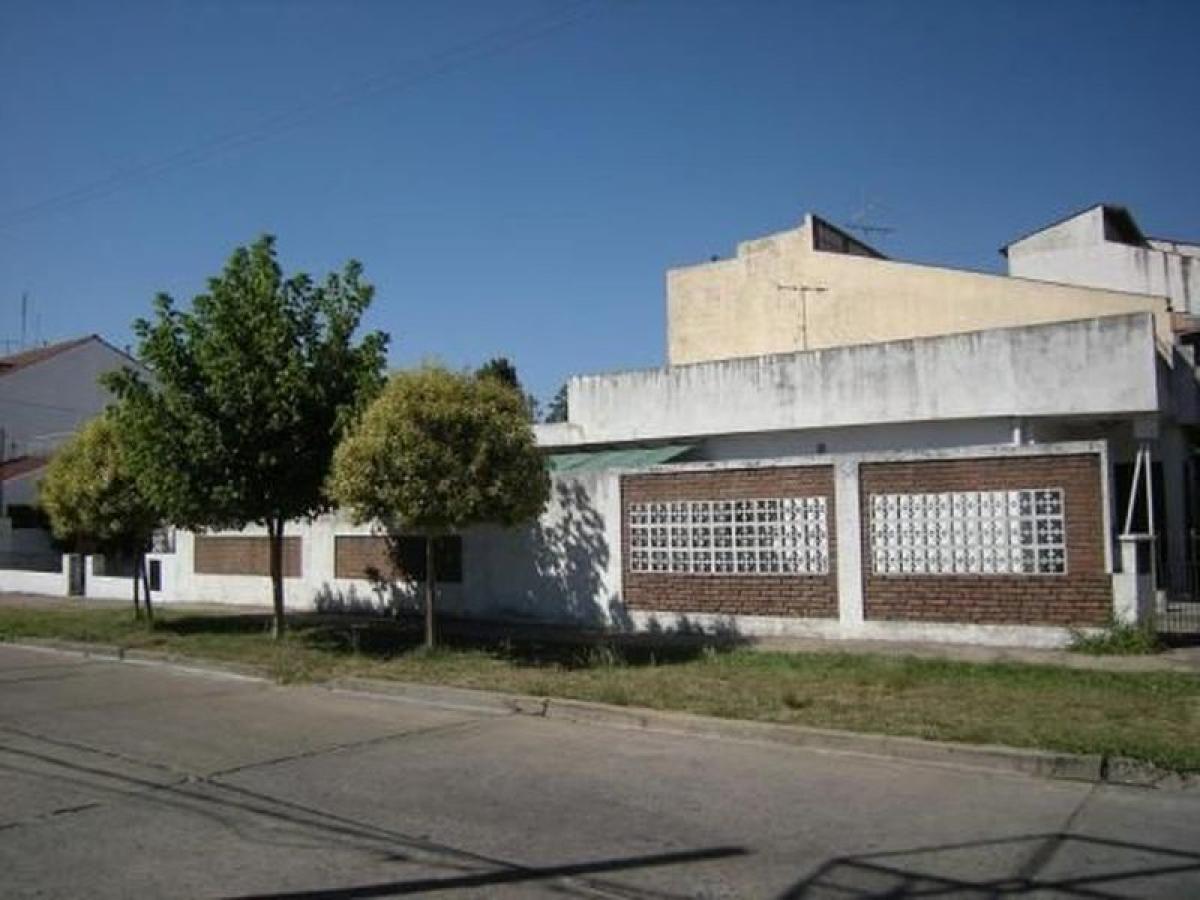 2 bedrooms House in Tres de Febrero, Argentina No. 4839