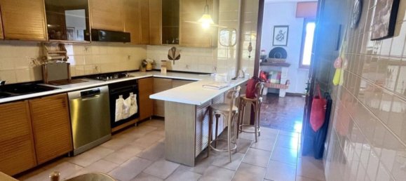 5-salle Appartement à Barga, Italy No. 9992 11